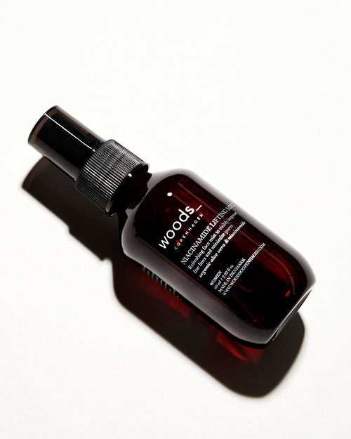 Woods Copenhagen Niacinamide Lifting Mist – mod porer og mørke pletter